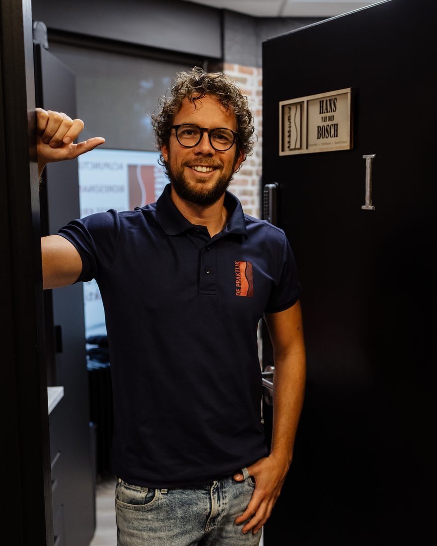 Hans van den Bosch in de deuropening van zijn behandelkamer bij De Praktijk